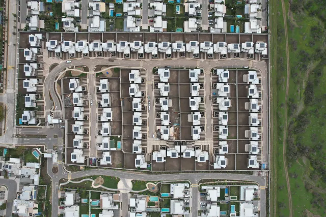 Vista aérea de una vivienda con paneles solares