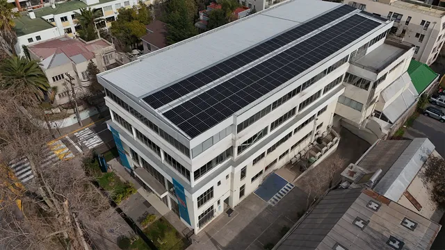 Planta fotovoltaica en techo industrial
